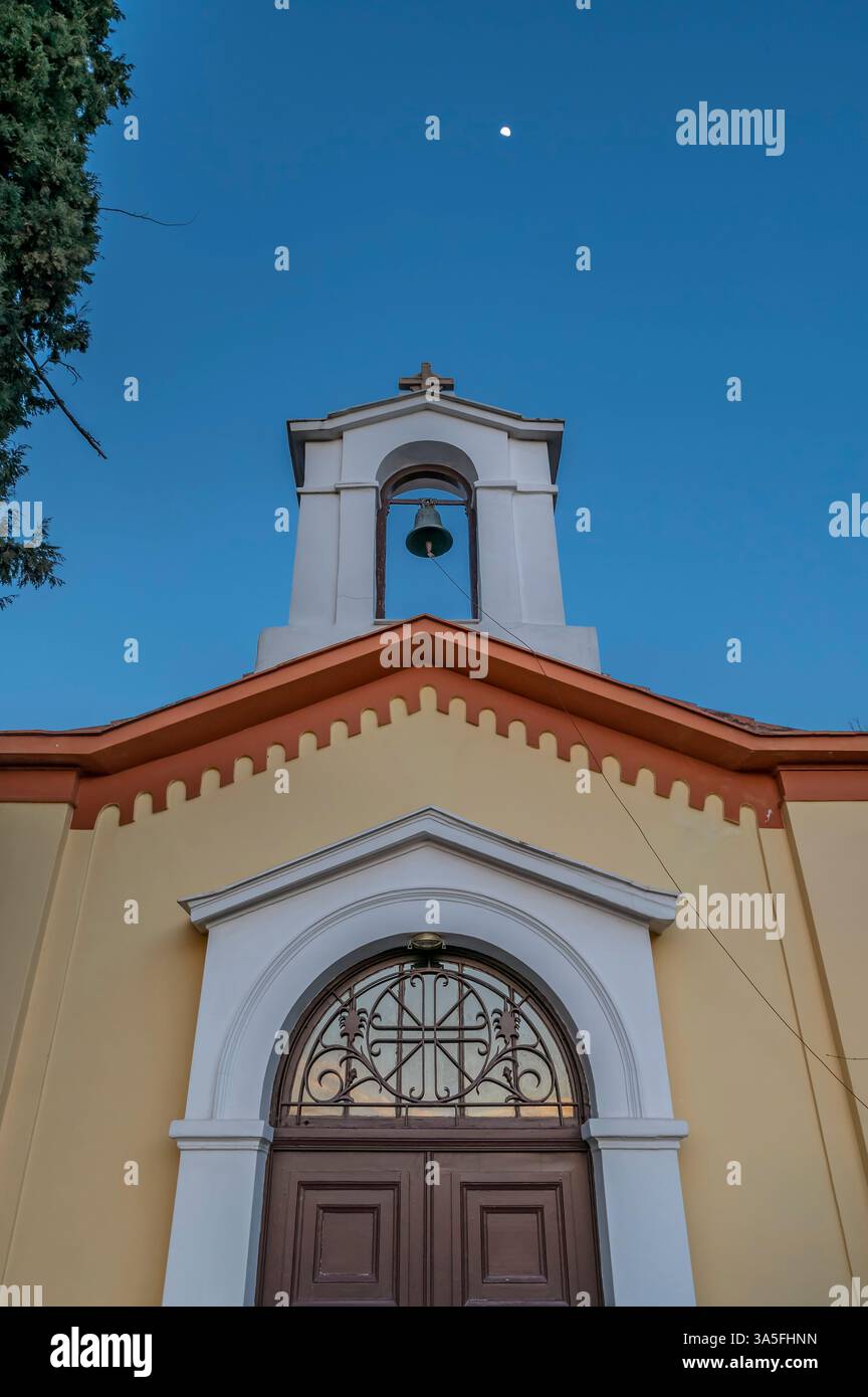 L'église d'Agia Anna dans la rue Dioskouron, Athènes, Grèce, avec la lune au-dessus Banque D'Images