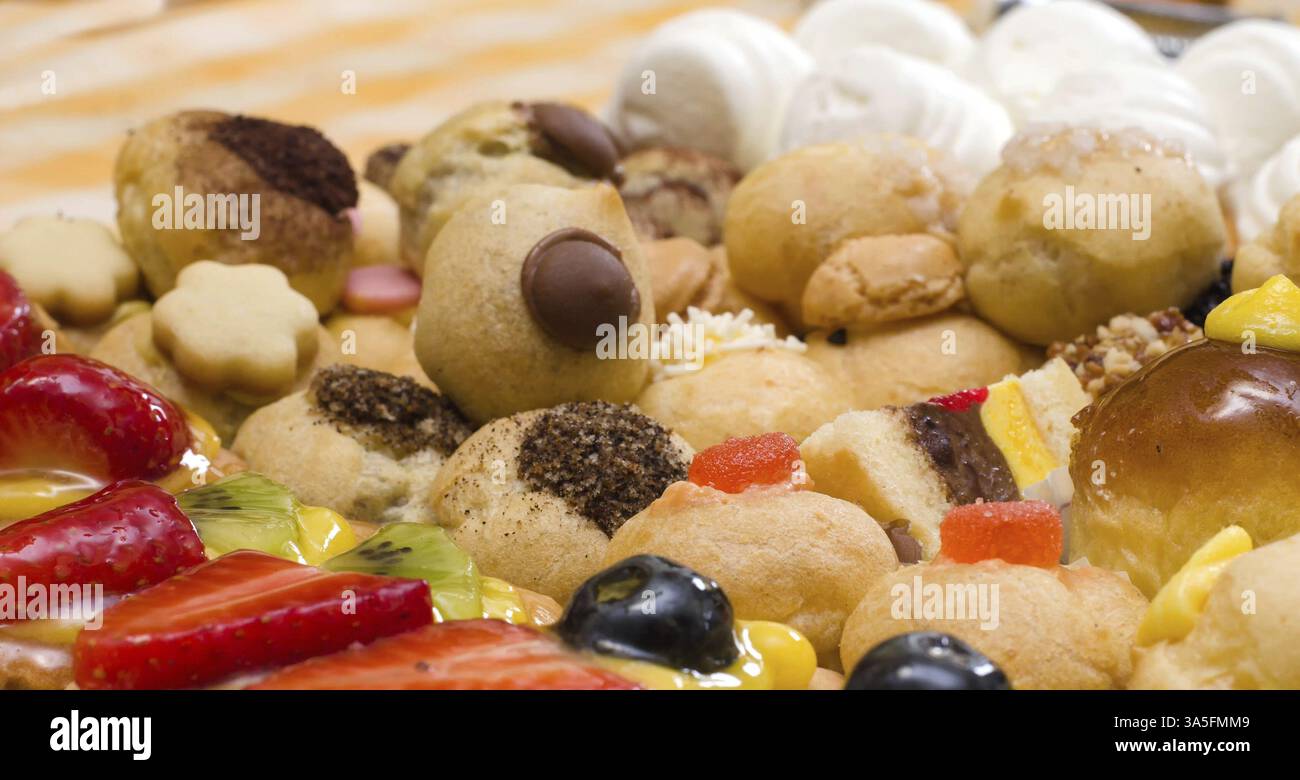 Délicieux dessert fait à la main : tartes, pâtisseries, gâteaux aux fruits, crème, givrage Banque D'Images
