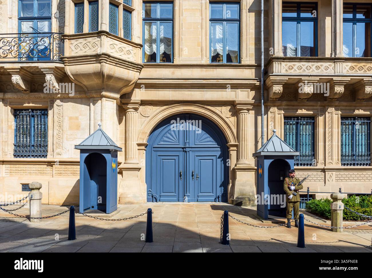 Un soldat monte la garde devant le palais grand-ducal de Luxembourg, résidence officielle du grand-duc de Luxembourg. Banque D'Images