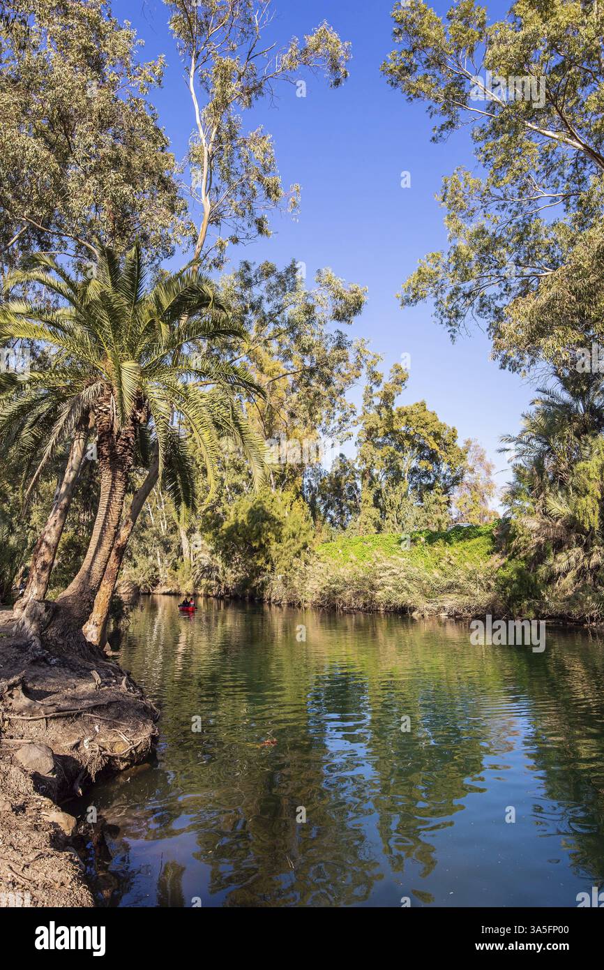 La belle chaude journée ensoleillée d'hiver. La rivière Jordan est la rivière la plus célèbre au monde. Israël. Dans le christianisme, la Jordanie est le lieu du baptême Banque D'Images