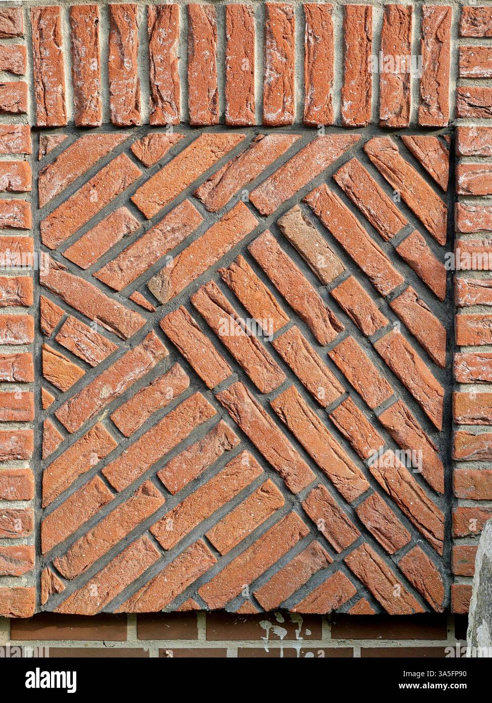 Bandes de pilastre de maçonnerie avec relief. La maçonnerie se distingue par son pilastre en relief à motifs diagonaux, ajoutant une touche décorative Banque D'Images