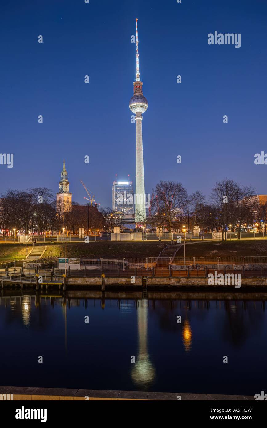 La célèbre tour de télévision de Berlin la nuit Banque D'Images