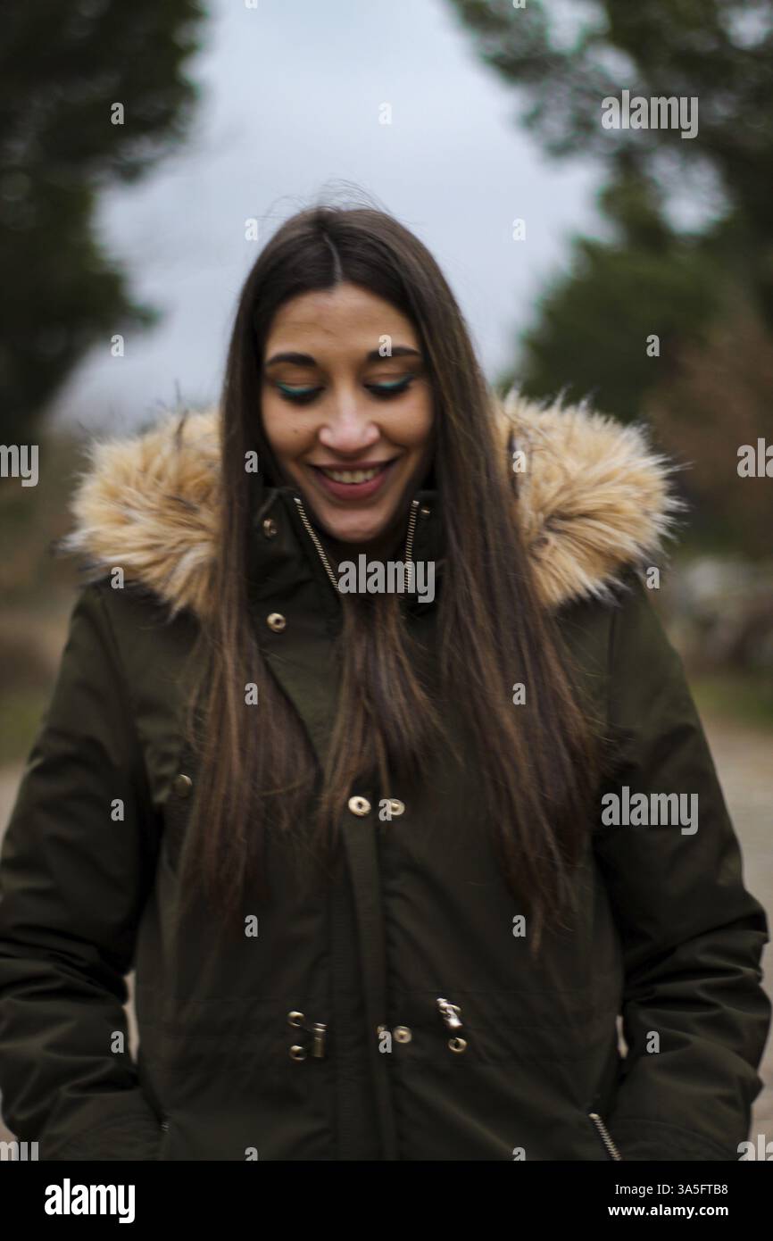 Jeune et belle femme heureuse souriant lors d'une excursion et promenade dans une forêt Banque D'Images