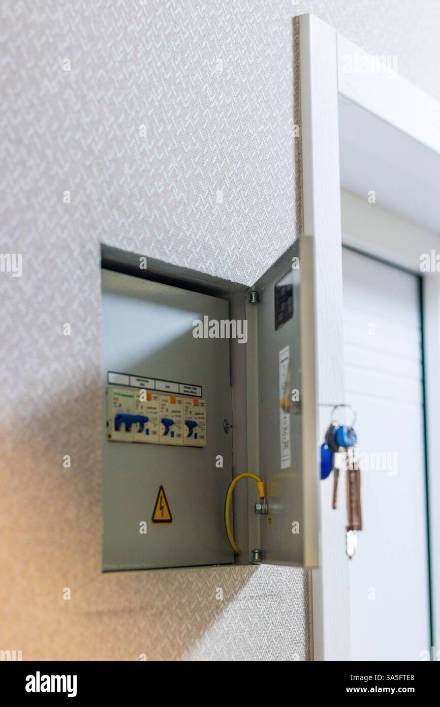 Tableau électrique ouvert dans l'appartement Banque D'Images
