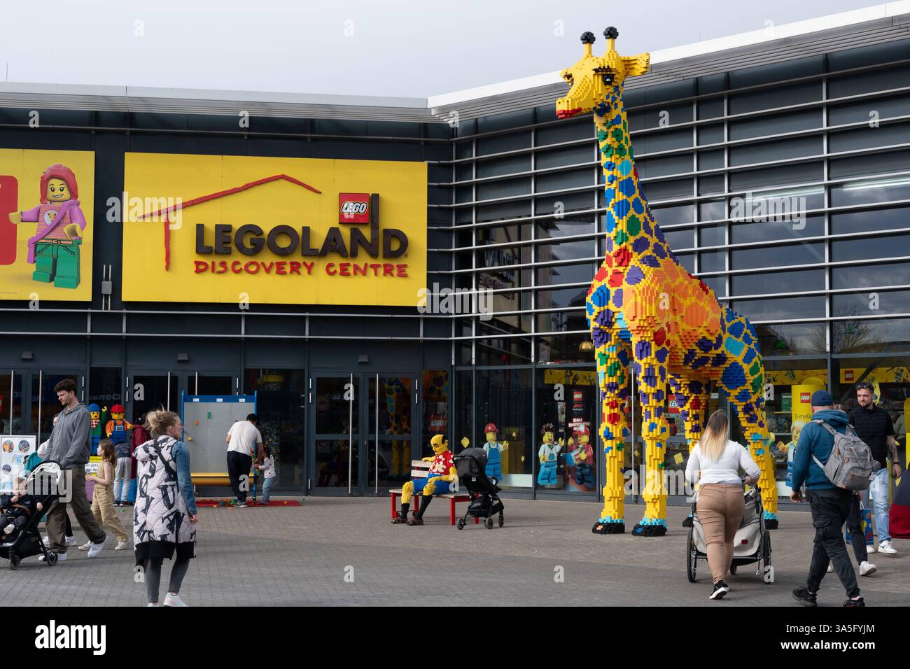 DAS Legoland Discovery Centre in Oberhausen, davor eine Giraffe aus Legosteinen, Feature, Symbolfoto, Randmotiv, Aussenansicht, Feature, Symbolfoto, Randmotiv, *** The Legoland Discovery Center à Oberhausen, devant une girafe faite de briques Lego, Feature, symbole photo, motif de bordure, vue extérieure, caractéristique, photo de symbole, motif de bordure, Banque D'Images