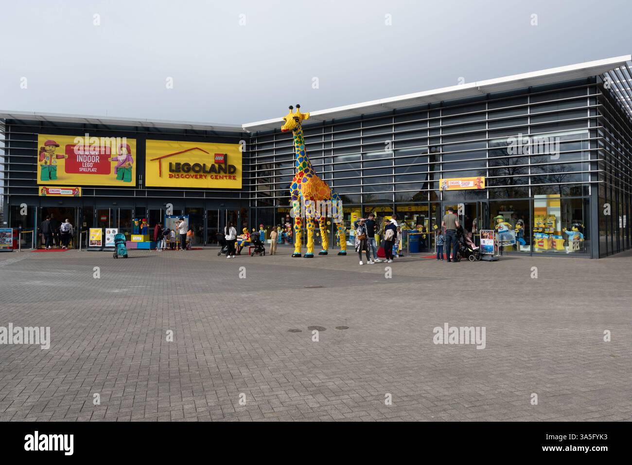 DAS Legoland Discovery Centre in Oberhausen, davor eine Giraffe aus Legosteinen, Feature, Symbolfoto, Randmotiv, Aussenansicht, Feature, Symbolfoto, Randmotiv, *** The Legoland Discovery Center à Oberhausen, devant une girafe faite de briques Lego, Feature, symbole photo, motif de bordure, vue extérieure, caractéristique, photo de symbole, motif de bordure, Banque D'Images