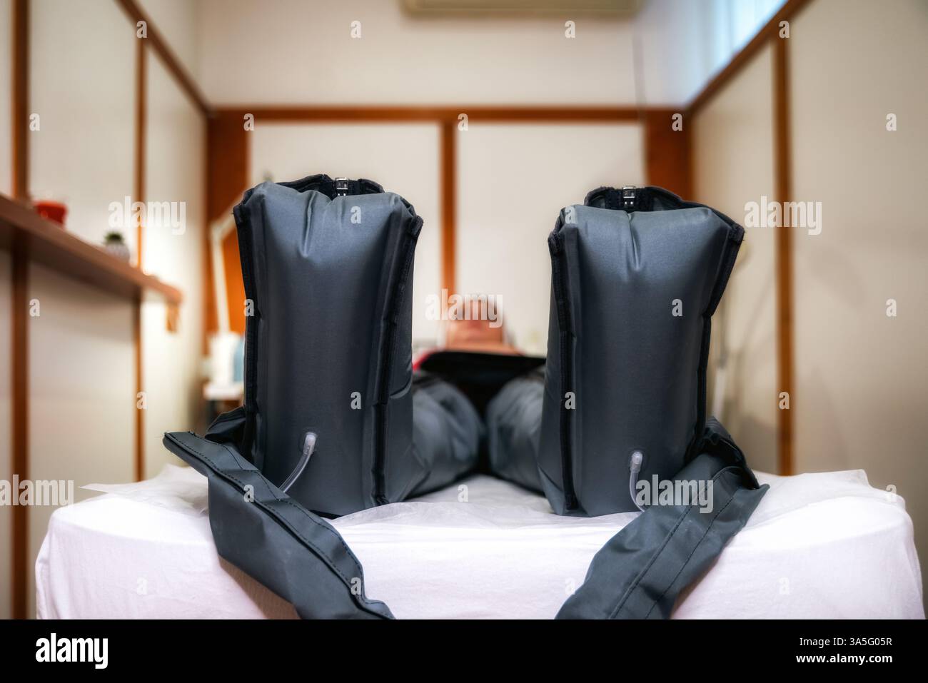 Procédure de présothérapie avec salopette dans un salon de beauté. Massage moderne du drainage lymphatique. Concept de santé et beauté. Banque D'Images