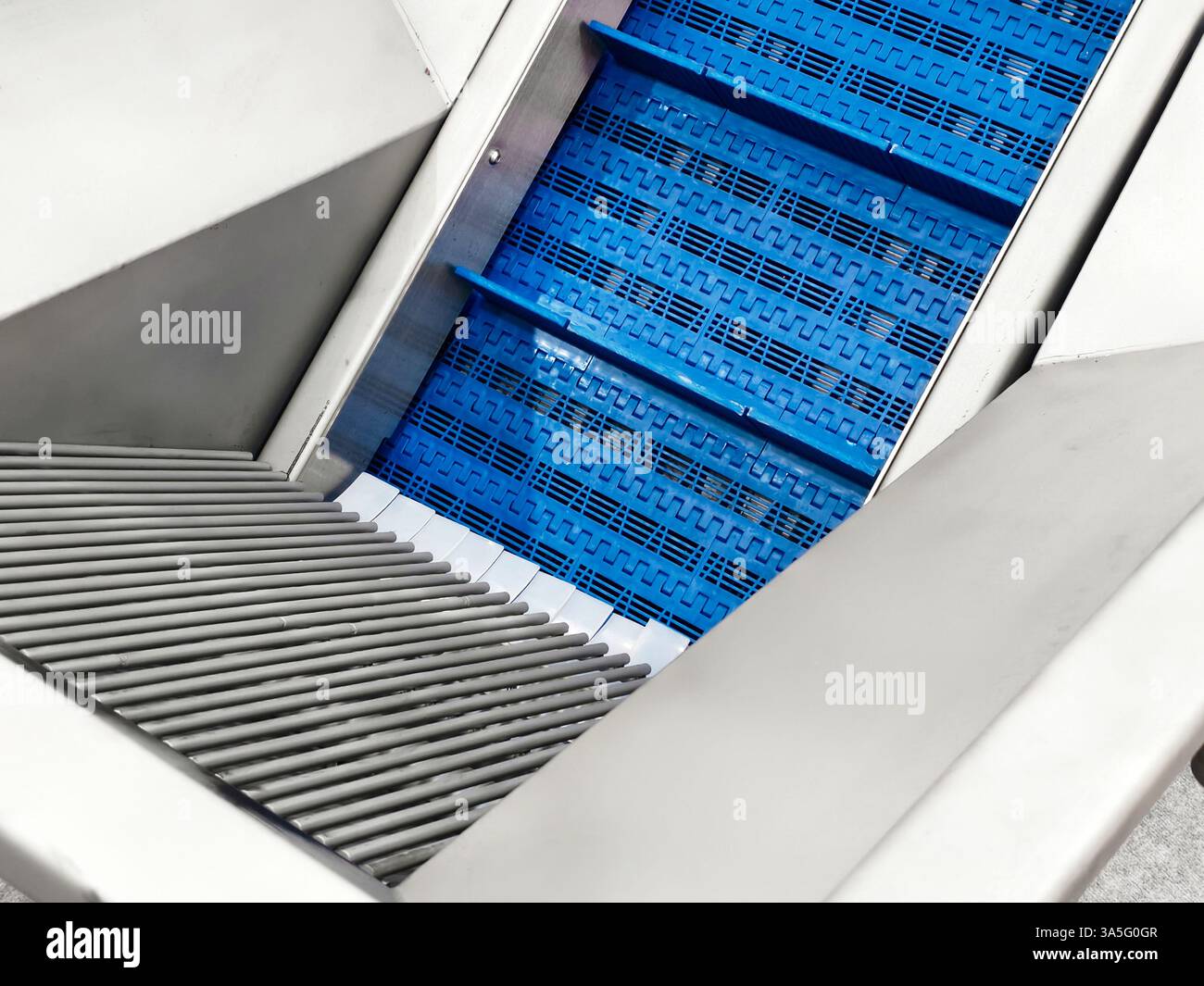 Système de convoyeur de plaques innovant conçu pour un transport efficace et un flux de travail transparent dans un environnement industriel moderne Banque D'Images