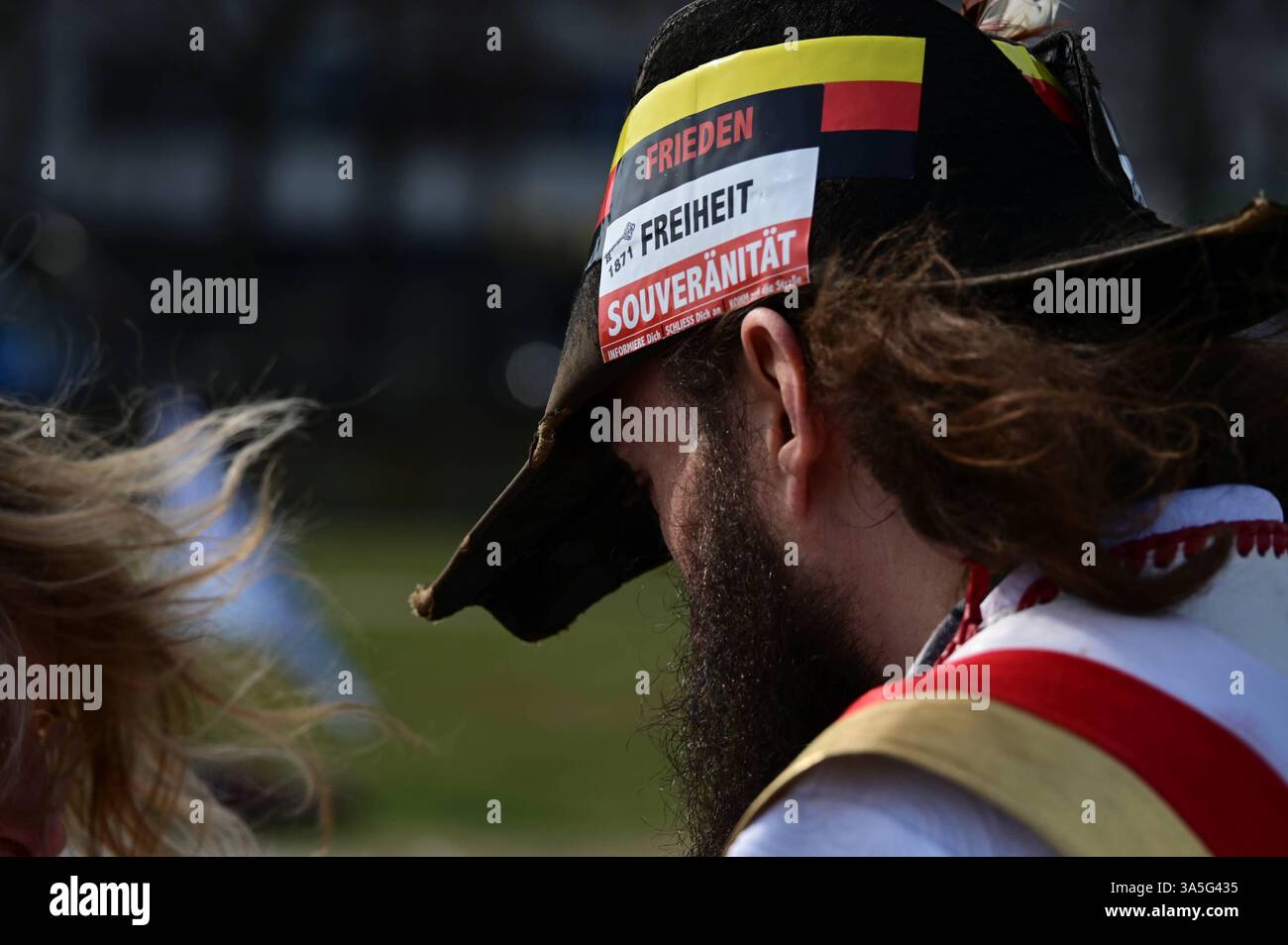 22.01.2025 xkhx Kassel Demokratiefest Friedrichsplatz Kassel - Reichbürger und Querdenker haben unter anderem die Veranstaltung beorben Impressionen von der Demo - das logo auf der Kappe erinnert an die Die Reichsgründung 1871 *** 22 01 2025 xkhx Kassel Democracy Festival Friedrichsplatz Kassel citoyens impériaux et penseurs latéraux, entre autres, ont organisé l'événement impressions de la démo le logo sur la coiffe rappelle la fondation de la reine KH en 1871 Banque D'Images