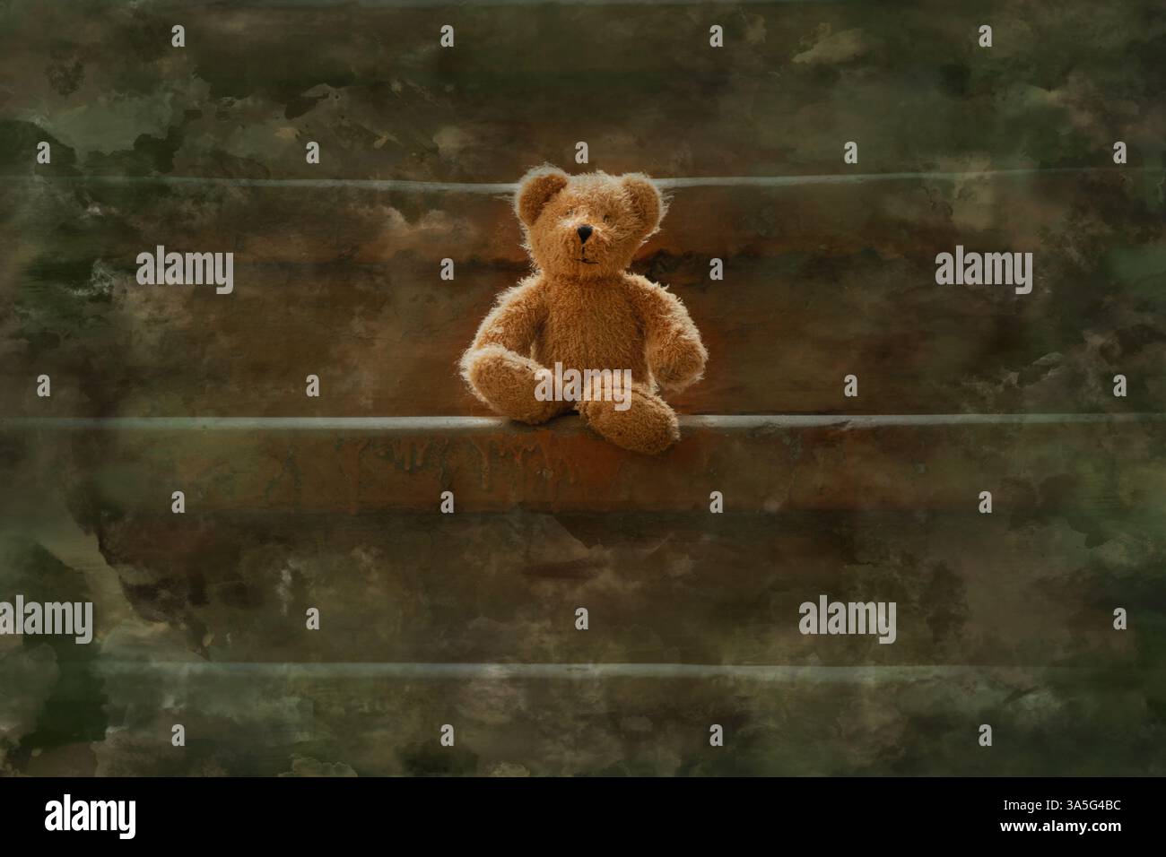 Un ours en peluche enfantin est assis sur les escaliers dans une ancienne entrée d'une maison sur un fond de camouflage vert, les enfants de la guerre, en Ukraine Banque D'Images