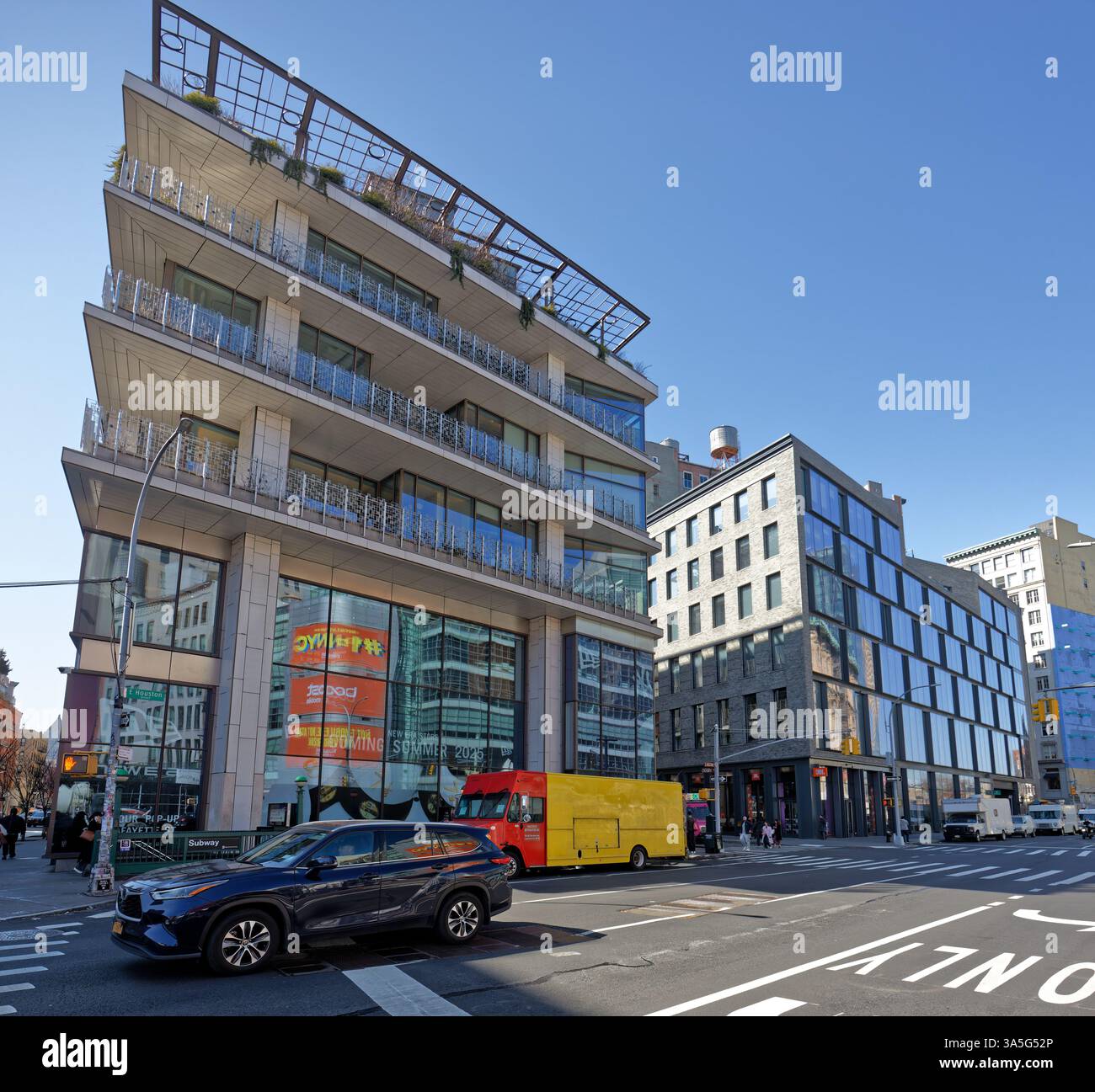 L'immeuble de bureaux blanc vitreux situé au 300 Lafayette Street a remplacé, en 2019, une station-service dans le quartier historique de SoHo-Cast Iron à Manhattan. Banque D'Images