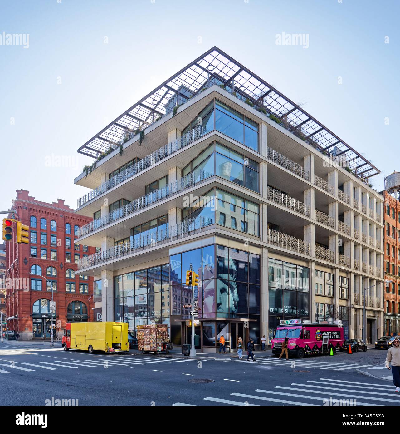 L'immeuble de bureaux blanc vitreux situé au 300 Lafayette Street a remplacé, en 2019, une station-service dans le quartier historique de SoHo-Cast Iron à Manhattan. Banque D'Images