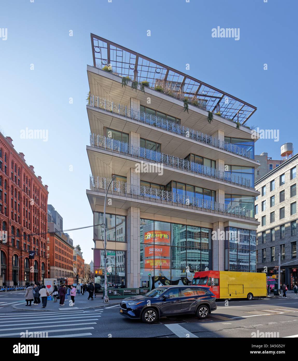 L'immeuble de bureaux blanc vitreux situé au 300 Lafayette Street a remplacé, en 2019, une station-service dans le quartier historique de SoHo-Cast Iron à Manhattan. Banque D'Images