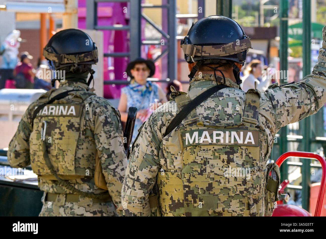 Cabo San Lucas, Baja California sur, Mexique - 14 janvier 2024 : vue arrière des policiers de la police de Marina en patrouille Banque D'Images