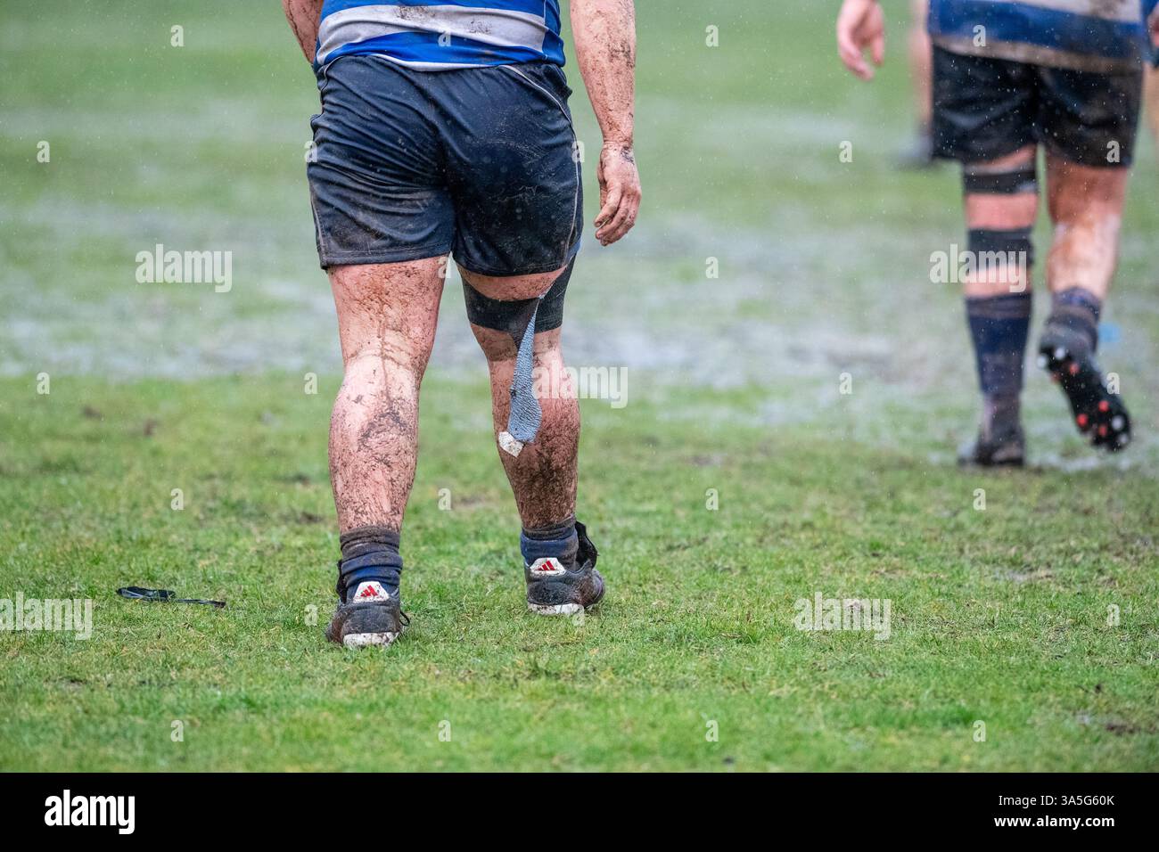 Jeu amateur de rugby pour homme joué par temps humide et boueux. Banque D'Images