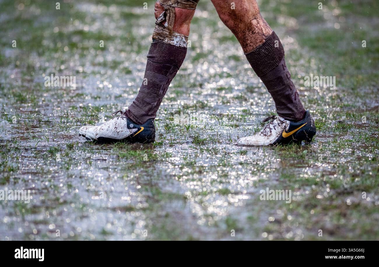 Jeu amateur de rugby pour homme joué par temps humide et boueux. Banque D'Images