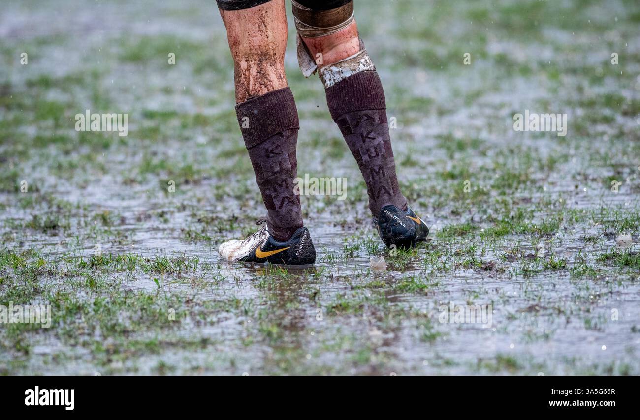 Jeu amateur de rugby pour homme joué par temps humide et boueux. Banque D'Images