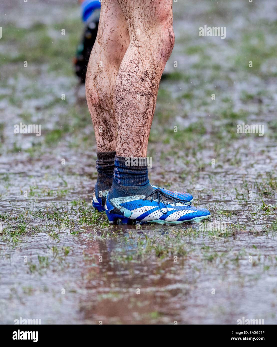 Jeu amateur de rugby pour homme joué par temps humide et boueux. Banque D'Images