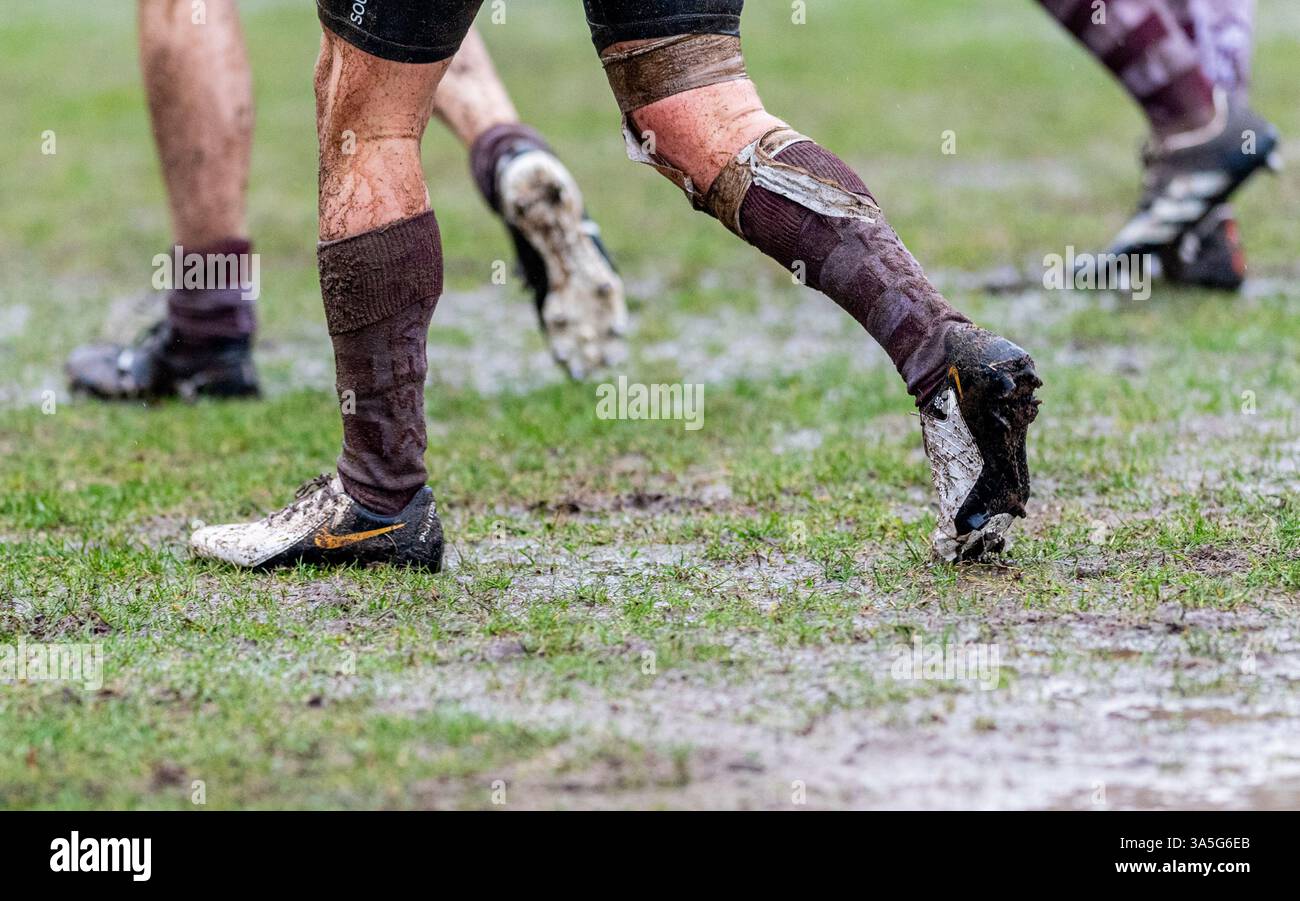 Jeu amateur de rugby pour homme joué par temps humide et boueux. Banque D'Images