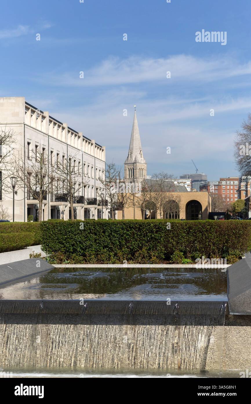 LONDRES, Royaume-Uni - 19 MARS 2025 : vue d'immeubles d'appartements dans le développement de la garnison de Chelsea avec flèche de l'église St Barnabas en arrière-plan Banque D'Images