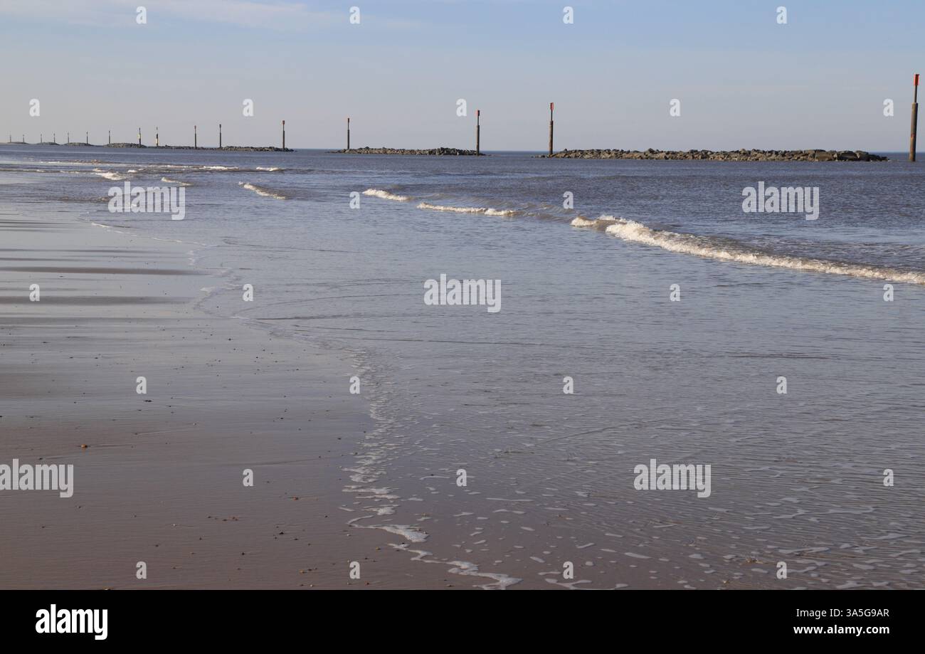 Une vue du rivage et d'une mer de palourdes avec des récifs artificiels côtiers sur la côte nord-est du Norfolk à Waxham, Norfolk, Angleterre, Royaume-Uni. Banque D'Images