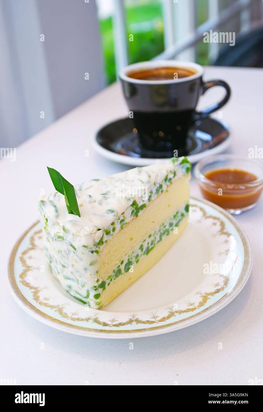 LOD Chong mousseline Cake, une farine de riz aromatisée Pandan dans une crème de noix de coco sucrée servie avec du sirop de caramel au sucre de palme Banque D'Images