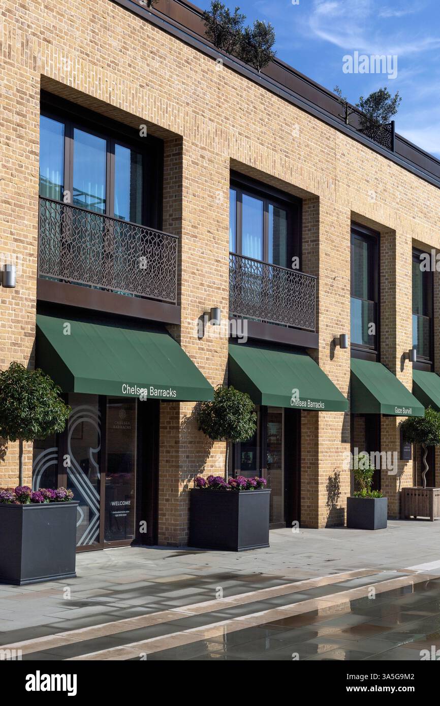 LONDRES, Royaume-Uni - 19 MARS 2025 : vue extérieure des magasins dans la caserne de Chelsea avec des panneaux sur les stores Banque D'Images