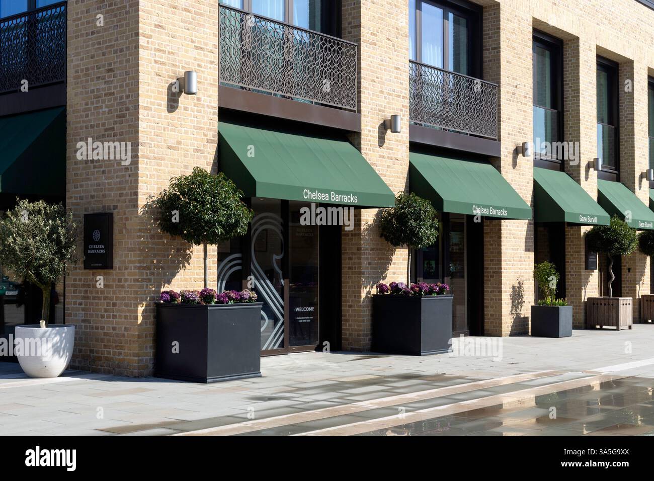 LONDRES, Royaume-Uni - 19 MARS 2025 : vue extérieure des magasins dans la caserne de Chelsea avec des panneaux sur les stores Banque D'Images