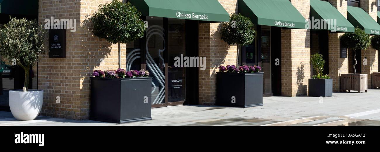 LONDRES, Royaume-Uni - 19 MARS 2025 : vue panoramique des magasins dans la caserne de Chelsea avec des panneaux sur les stores Banque D'Images