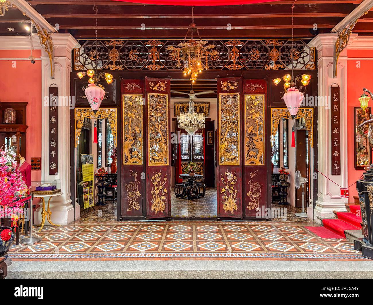 Détails complexes de l'intérieur de Pinang Peranakan Mansion, Georgetown, Penang, Malaisie. Les caractéristiques comprennent l'or, le bois et le chinois Banque D'Images