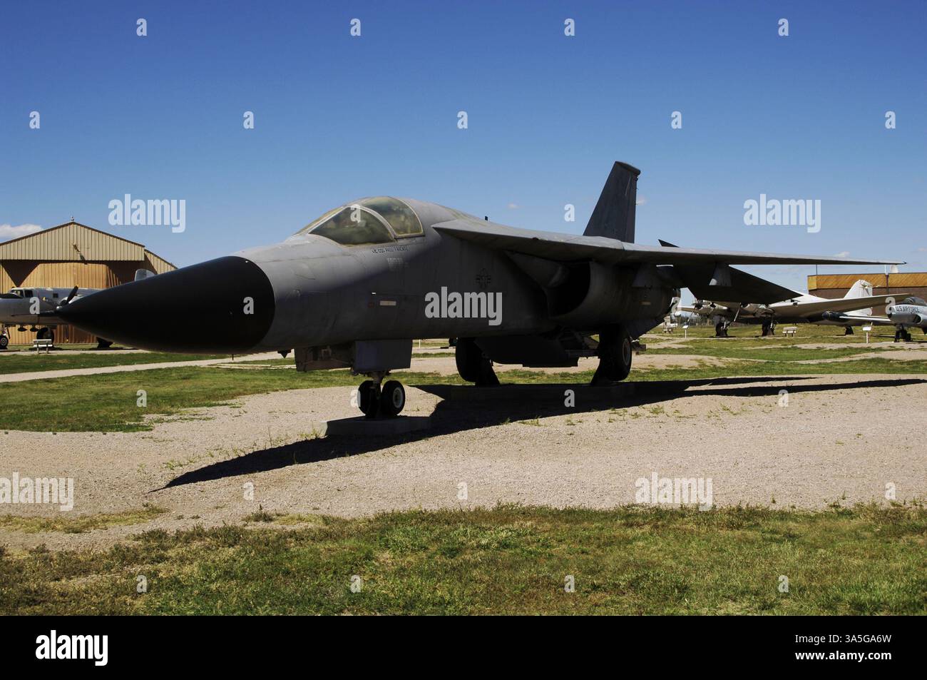 General Dynamics FB-111A Aardvark. Version bombardier stratégique du F-111, développé en 1966 comme avion pour le Strategic Air Command pour remplacer le Convair B-58 Hustler supersonique et les premiers B-52 Il était capable de transporter des armes nucléaires à grande vitesse (vitesse maximale de Mach 2), et avec une longue portée, augmentant sa capacité de combustible. Le modèle F-111 a été développé par la société américaine General Dynamics dans les années 1960, entrant en service en 1967 dans l'United States Air Force (USAF). Il a été officiellement retiré en juillet 1996. Musée de l'Air et de l'espace du Dakota du Sud. Box Elder, Dakota du Sud, États-Unis. Banque D'Images