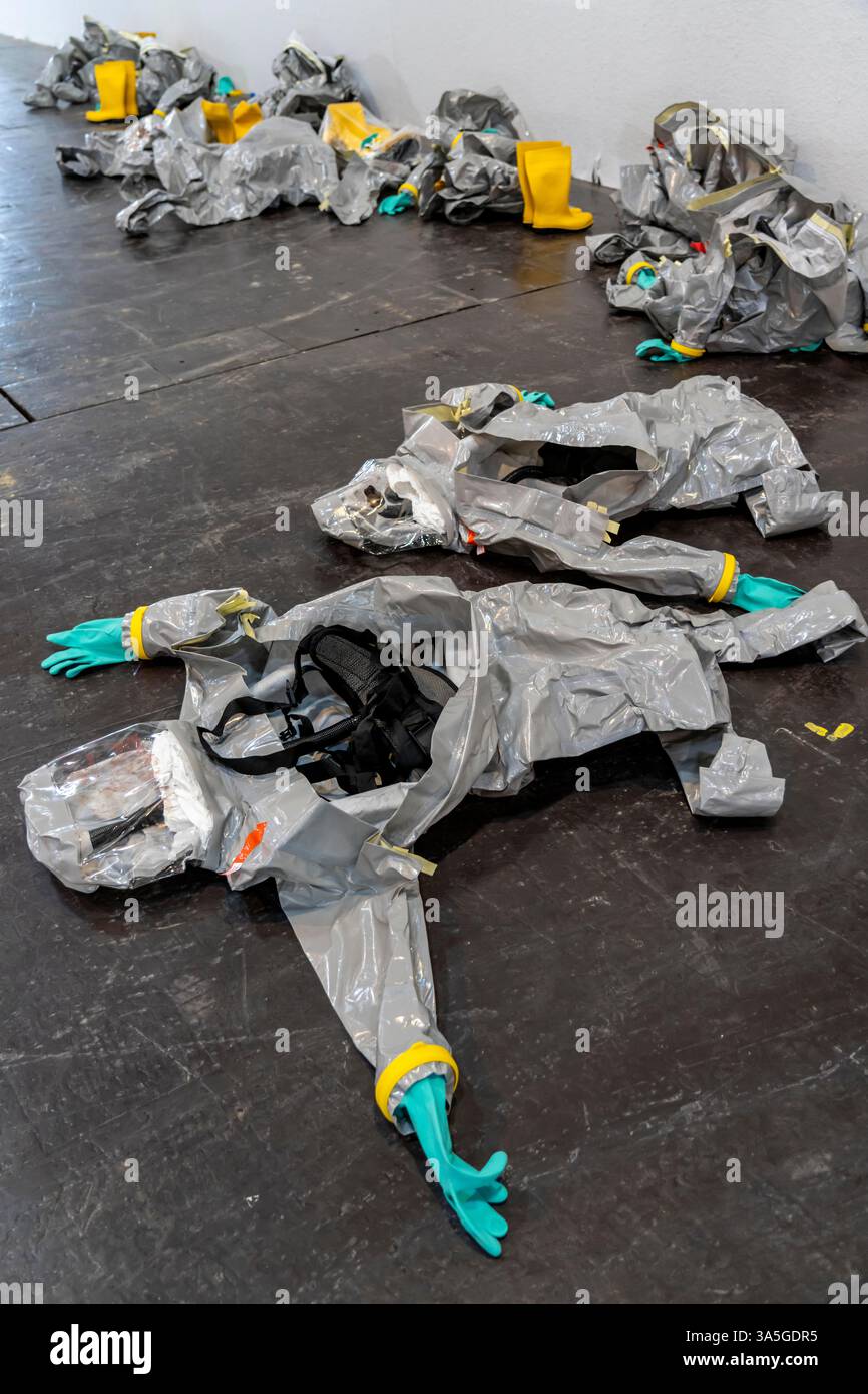 Décontamination des blessés après un accident simulé avec des substances dangereuses. Les sapeurs-pompiers et les organisations d'aide s'exercent à la mise en place et à l'opération Banque D'Images