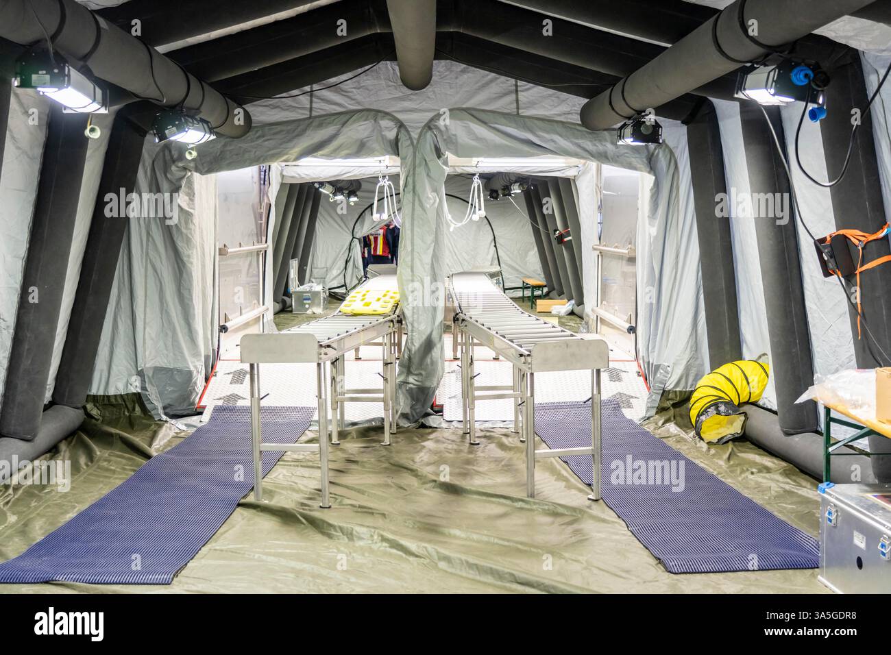 Décontamination des blessés après un accident simulé avec des substances dangereuses. Les sapeurs-pompiers et les organisations d'aide s'exercent à la mise en place et à l'opération Banque D'Images