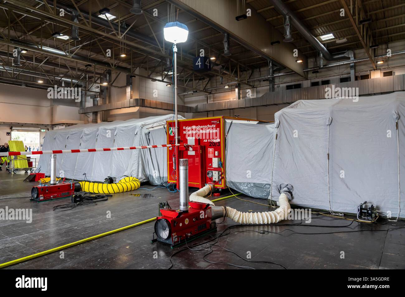 Décontamination des blessés après un accident simulé avec des substances dangereuses. Les sapeurs-pompiers et les organisations d'aide s'exercent à la mise en place et à l'opération Banque D'Images