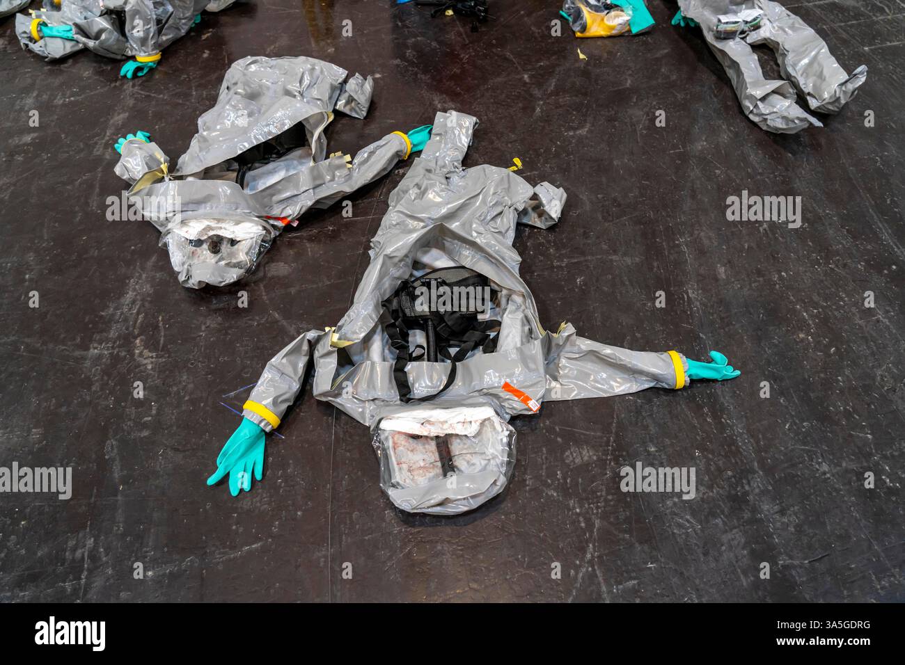 Décontamination des blessés après un accident simulé avec des substances dangereuses. Les sapeurs-pompiers et les organisations d'aide s'exercent à la mise en place et à l'opération Banque D'Images