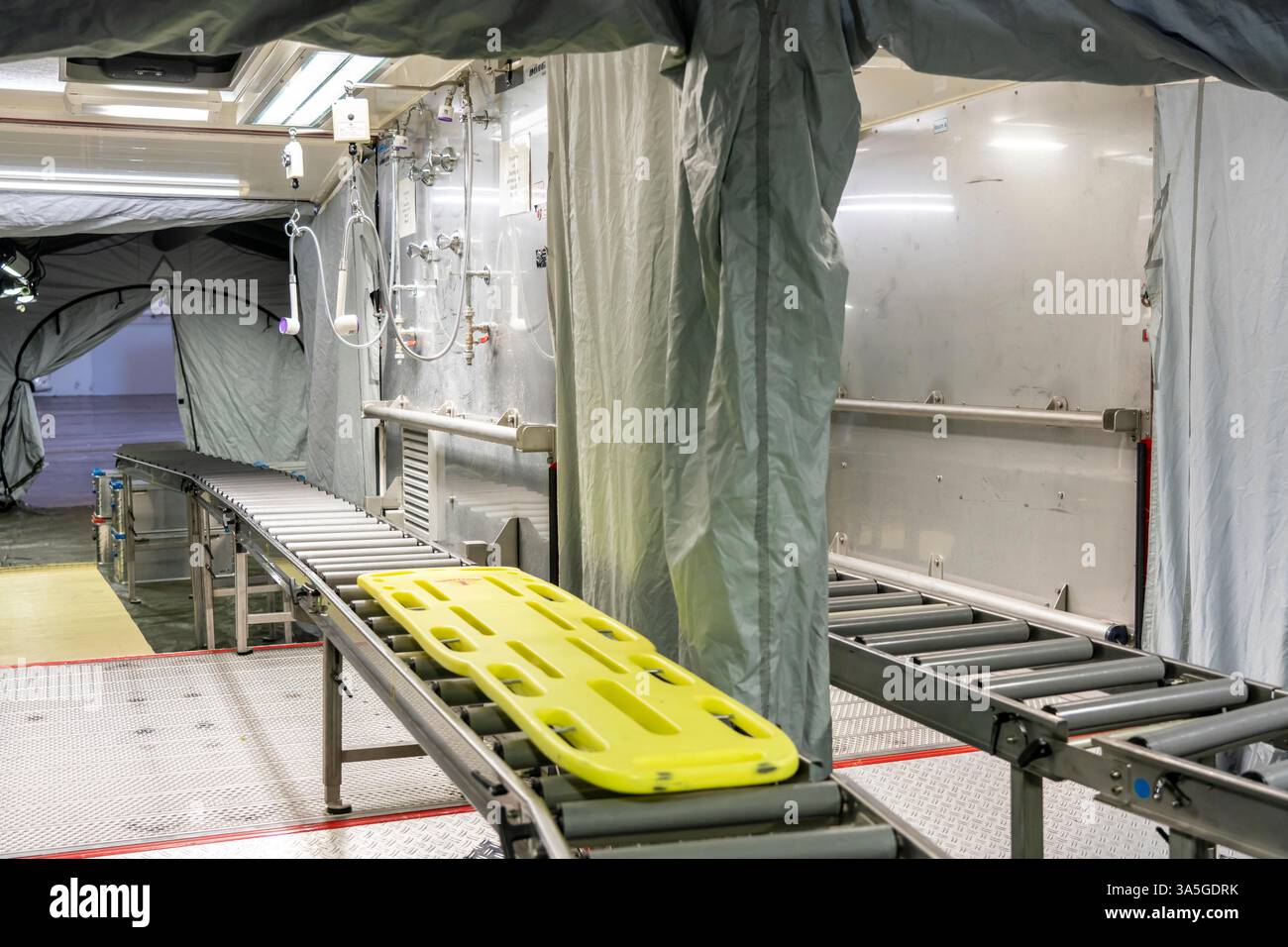 Décontamination des blessés après un accident simulé avec des substances dangereuses. Les sapeurs-pompiers et les organisations d'aide s'exercent à la mise en place et à l'opération Banque D'Images