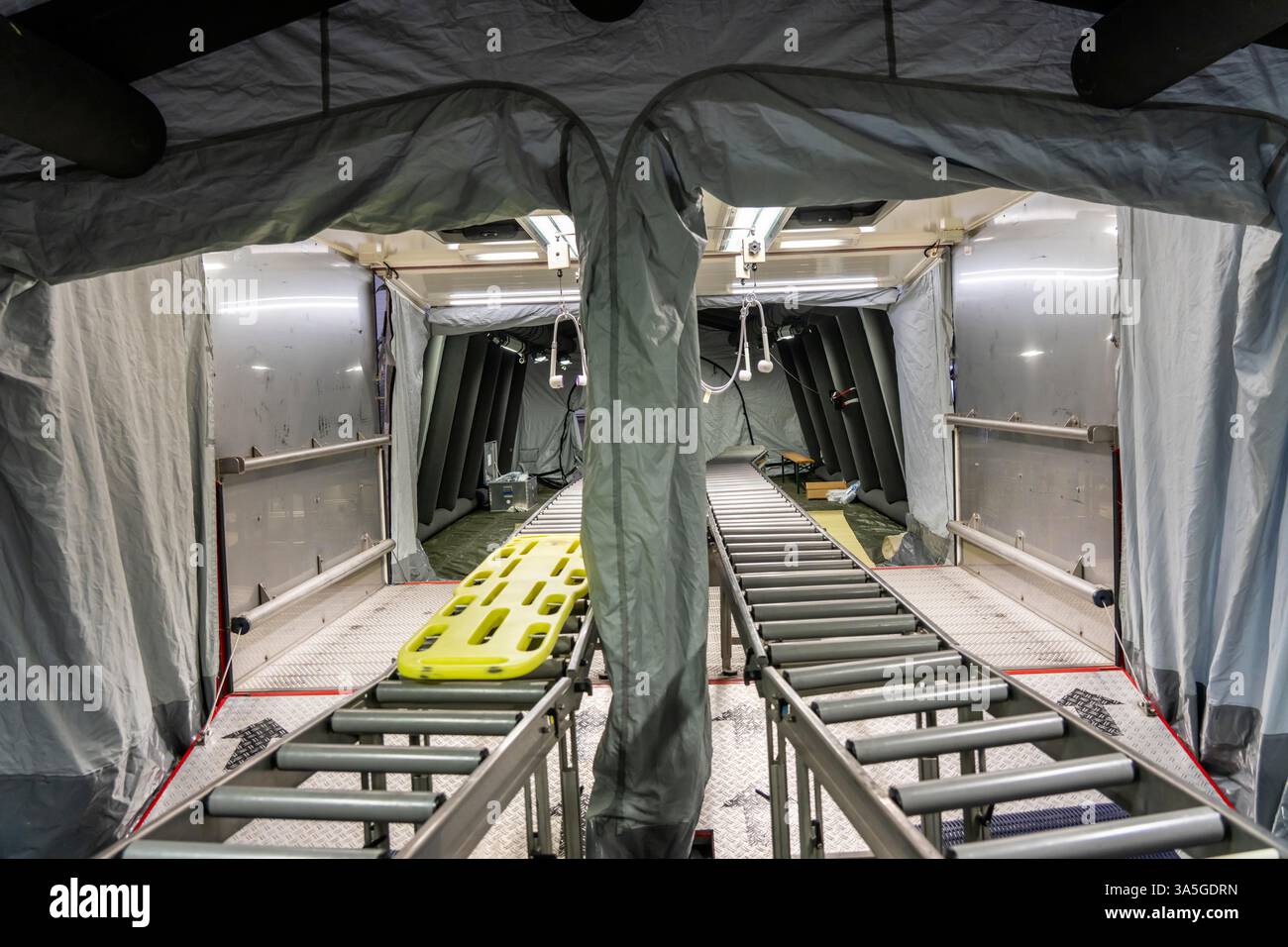 Décontamination des blessés après un accident simulé avec des substances dangereuses. Les sapeurs-pompiers et les organisations d'aide s'exercent à la mise en place et à l'opération Banque D'Images