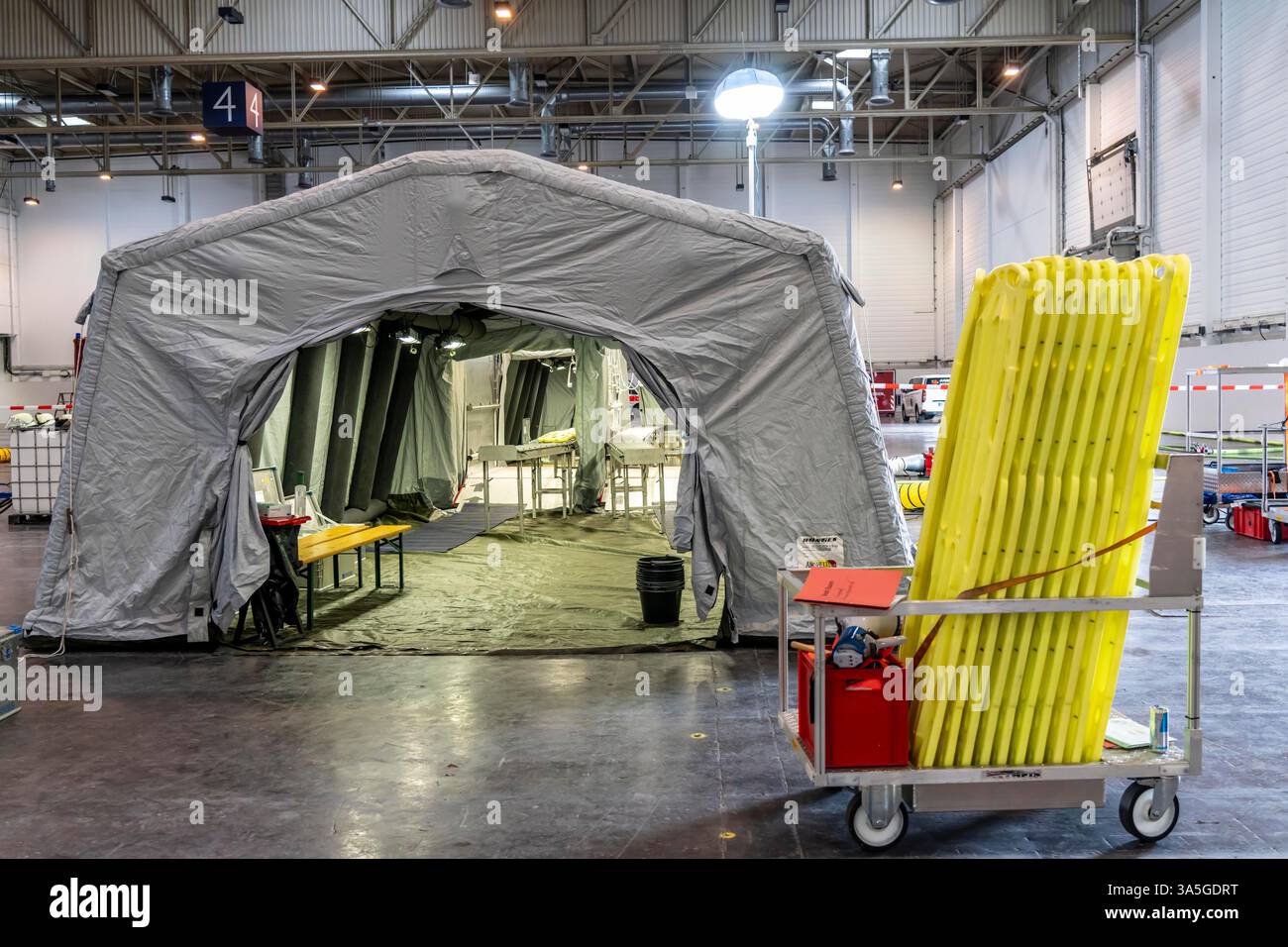 Décontamination des blessés après un accident simulé avec des substances dangereuses. Les sapeurs-pompiers et les organisations d'aide s'exercent à la mise en place et à l'opération Banque D'Images