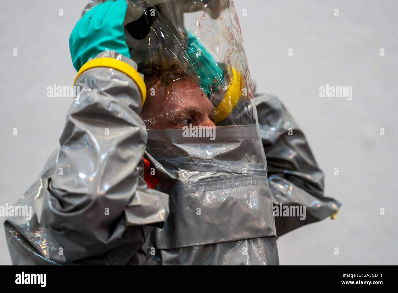 Décontamination des blessés après un accident simulé avec des substances dangereuses. Les sapeurs-pompiers et les organisations d'aide s'exercent à la mise en place et à l'opération Banque D'Images