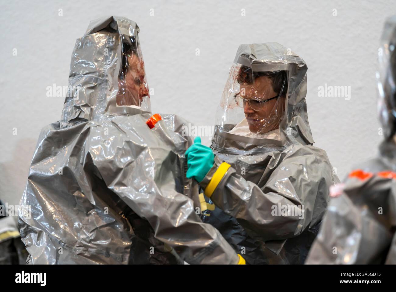 Décontamination des blessés après un accident simulé avec des substances dangereuses. Les sapeurs-pompiers et les organisations d'aide s'exercent à la mise en place et à l'opération Banque D'Images