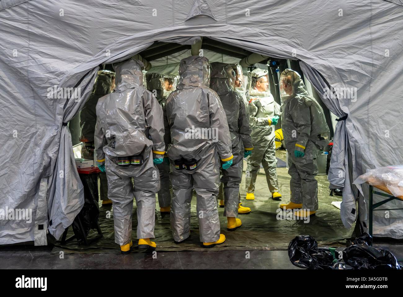 Décontamination des blessés après un accident simulé avec des substances dangereuses. Les sapeurs-pompiers et les organisations d'aide s'exercent à la mise en place et à l'opération Banque D'Images