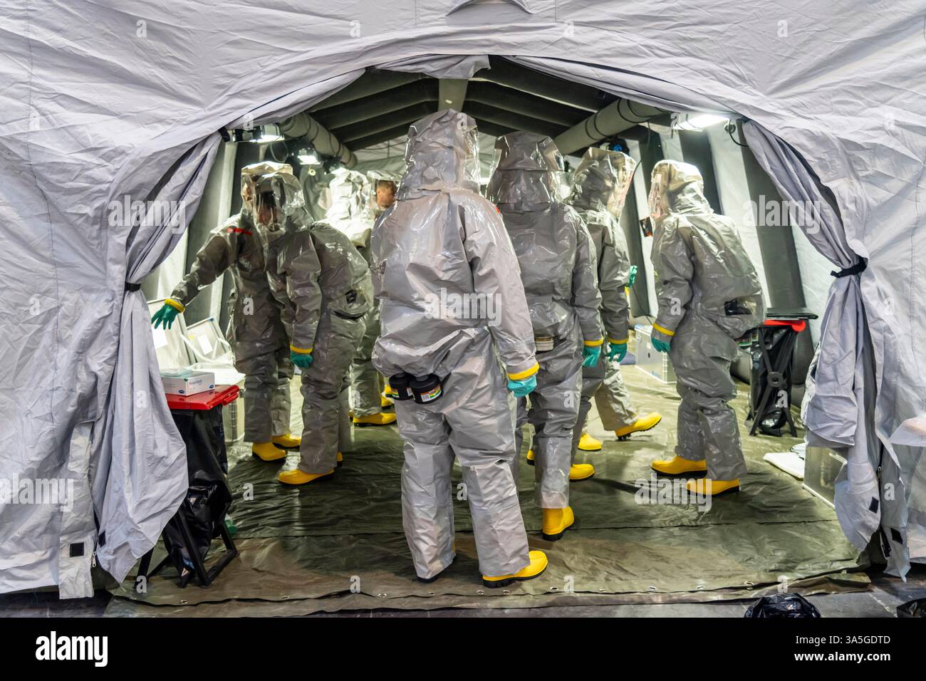 Décontamination des blessés après un accident simulé avec des substances dangereuses. Les sapeurs-pompiers et les organisations d'aide s'exercent à la mise en place et à l'opération Banque D'Images