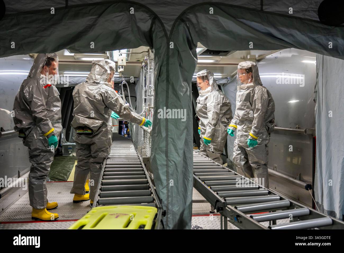 Décontamination des blessés après un accident simulé avec des substances dangereuses. Les sapeurs-pompiers et les organisations d'aide s'exercent à la mise en place et à l'opération Banque D'Images