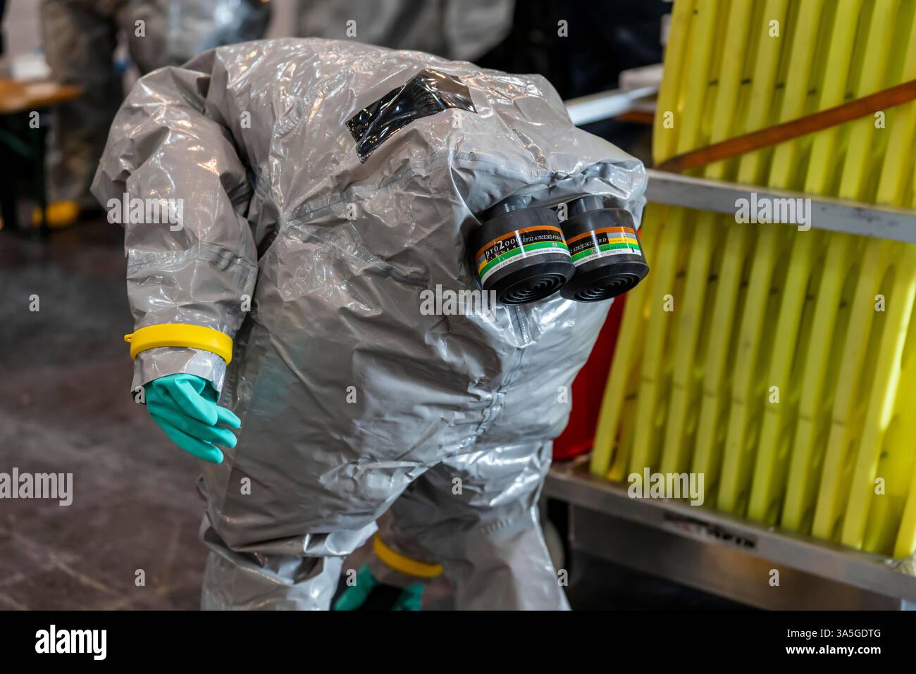 Décontamination des blessés après un accident simulé avec des substances dangereuses. Les sapeurs-pompiers et les organisations d'aide s'exercent à la mise en place et à l'opération Banque D'Images
