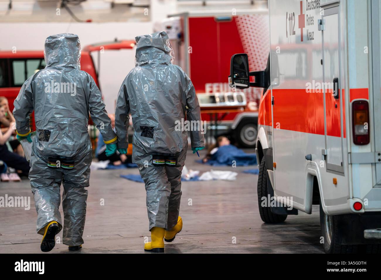 Décontamination des blessés après un accident simulé avec des substances dangereuses. Les sapeurs-pompiers et les organisations d'aide s'exercent à la mise en place et à l'opération Banque D'Images