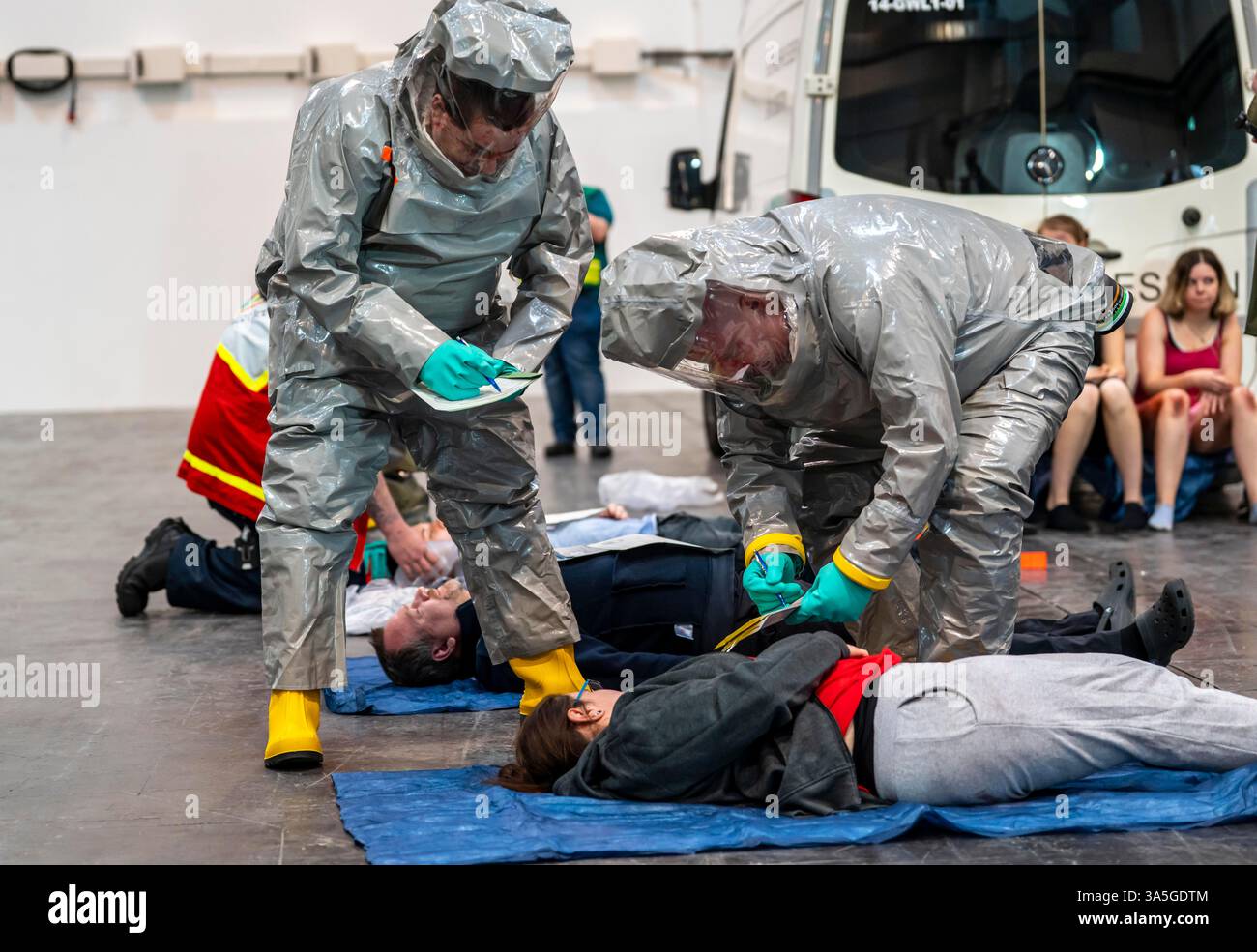 Décontamination des blessés après un accident simulé avec des substances dangereuses. Les sapeurs-pompiers et les organisations d'aide s'exercent à la mise en place et à l'opération Banque D'Images
