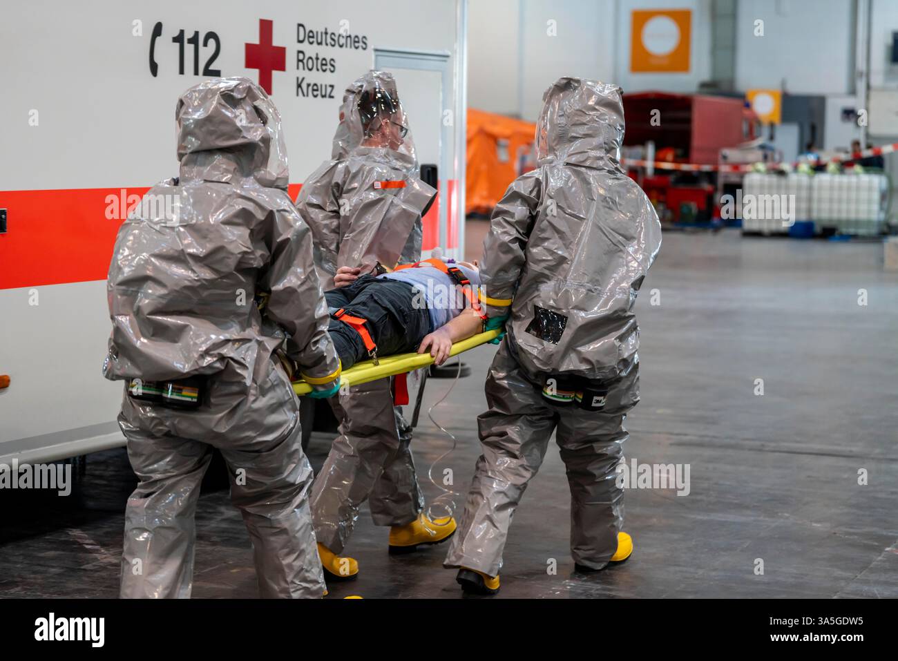 Décontamination des blessés après un accident simulé avec des substances dangereuses. Les sapeurs-pompiers et les organisations d'aide s'exercent à la mise en place et à l'opération Banque D'Images