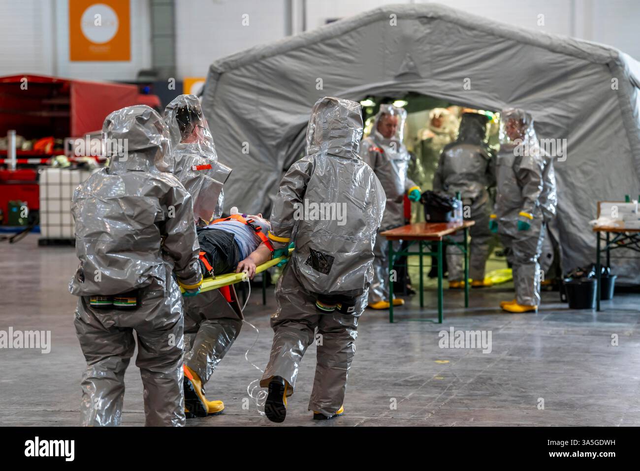 Décontamination des blessés après un accident simulé avec des substances dangereuses. Les sapeurs-pompiers et les organisations d'aide s'exercent à la mise en place et à l'opération Banque D'Images