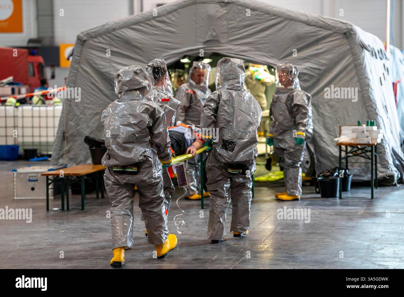 Décontamination des blessés après un accident simulé avec des substances dangereuses. Les sapeurs-pompiers et les organisations d'aide s'exercent à la mise en place et à l'opération Banque D'Images