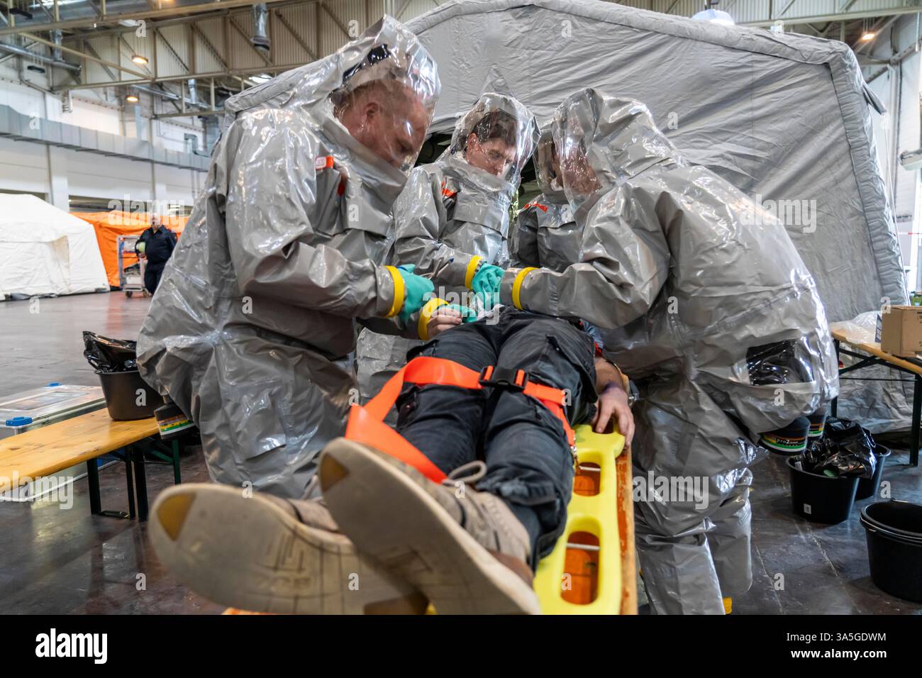 Décontamination des blessés après un accident simulé avec des substances dangereuses. Les sapeurs-pompiers et les organisations d'aide s'exercent à la mise en place et à l'opération Banque D'Images